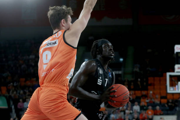 但它背后反 但它背后反